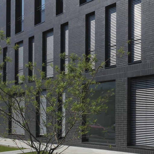 Клинкерная плитка для фасада Feldhaus Klinker CLASSIC R740 – идеальное решение для стильного и долговечного экстерьера